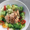 A healthy salad at Tijuanazo Hipodromo, featuring grilled chicken, bell peppers, broccoli, and fresh greens.