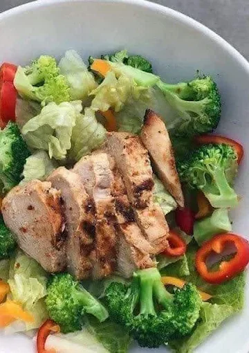 A healthy salad at Tijuanazo Hipodromo, featuring grilled chicken, bell peppers, broccoli, and fresh greens.
