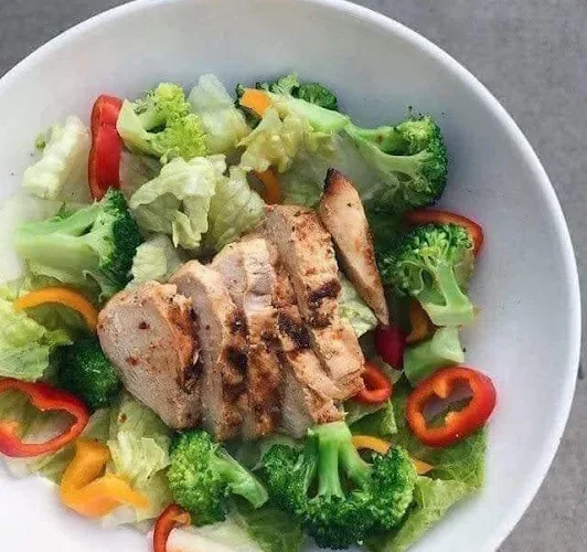 A healthy salad at Tijuanazo Hipodromo, featuring grilled chicken, bell peppers, broccoli, and fresh greens.